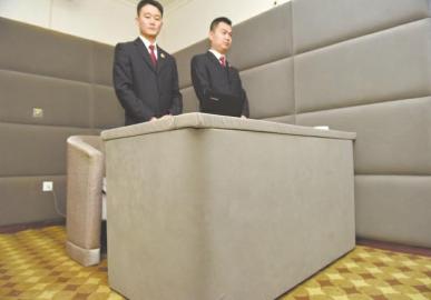 審訊室、居住室內(nèi)的桌椅板凳都進(jìn)行了軟包。