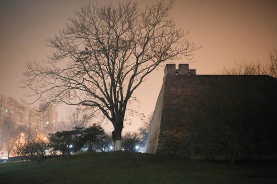 2015年12月20日，北京。霧霾之中，燈光之下的明長(zhǎng)城遺址公園。