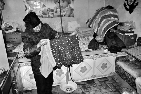 給爺爺?shù)芥?zhèn)上領(lǐng)過冬的福利，卻領(lǐng)回短裙短褲