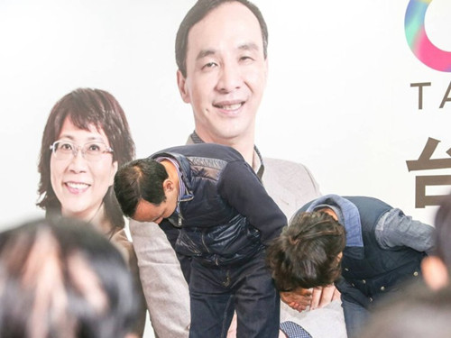 國(guó)民黨明天下午將召開臨時(shí)中常會(huì)，決定由誰擔(dān)任代理主席。圖為朱立倫與王如玄上午到競(jìng)選總部，向支持自己競(jìng)選的志工們一一致意，感謝他們的陪伴。圖片來源：臺(tái)灣《聯(lián)合報(bào)》