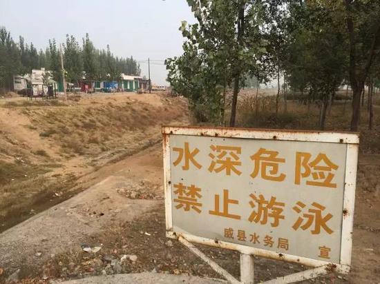 2015年10月20日，記者在河北省威縣看到，橋下河流早已干涸，除了土和石頭，什么都沒有。 新華社記者郭雅茹 攝