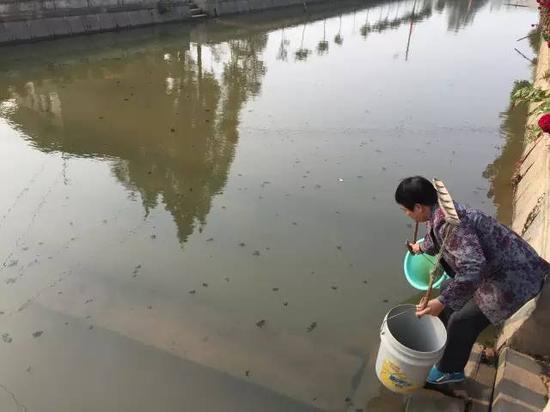 洞庭湖缺水，2015年11月，湖南省南縣石壩村肖喜福老人家中面臨的水質型缺水難題。地下水不能喝，只能到被污染的河溝里挑水喝。新華社記者周楠攝