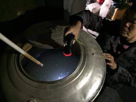 洞庭湖缺水，2015年11月，湖南省南縣石壩村肖喜福老人家中面臨的水質型缺水難題。近20多年來，家里打了兩次深井，如圖所示，井水呈乳白色，鐵錳嚴重超標，無法飲用。新華社記者周楠攝