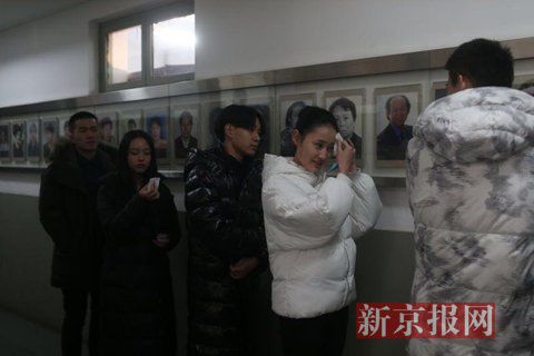 表演系考生考前正用紙巾卸妝。