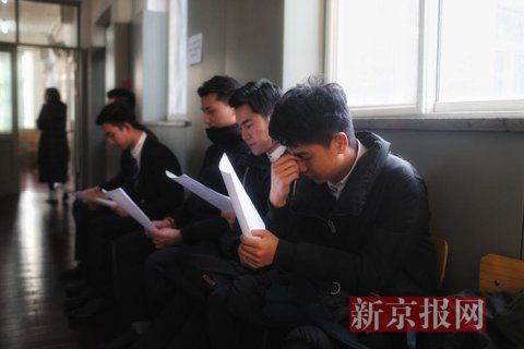 主持系考生正在備考區(qū)等待考試。