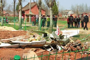 陜西小飛機墜毀教練和學(xué)員遇難 沒裝整機降落傘