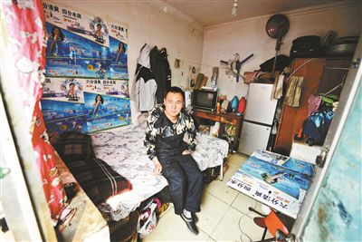 早晨收拾停當(dāng)后，李大鵬準備前往地鐵賣藝