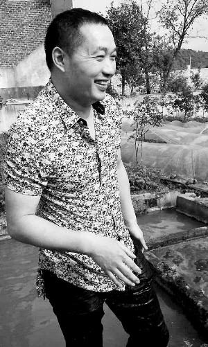 救出小孩上后，楊文利一身糞水。