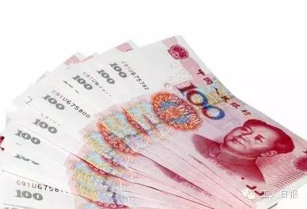 按照4月1日起上海執(zhí)行的月最低工資標準2190元計算，勞動者在5月1日當天加班，每天的加班工資至少有302元。如果3天都加班、不調休，加班工資至少有704元。