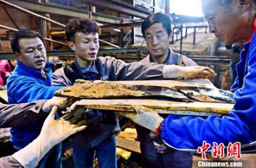 圖為南昌西漢?；韬钅怪鳂∈铱脊虐l(fā)掘現(xiàn)場出土了一組漆器“屏風(fēng)”?！」?攝