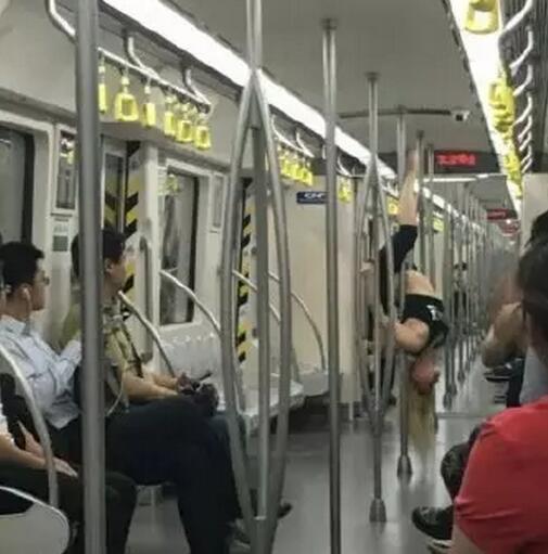 女子在地鐵上跳鋼管舞。