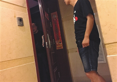 新華聯(lián)國際公寓23層，辦案民警陸續(xù)進入涉案房間