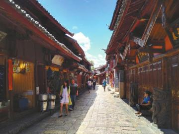 6月3日中午，麗江古城街道上游客稀少。