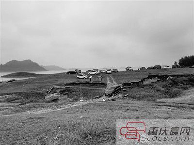 10日，約30輛自駕車被困在長壽湖的這片湖灘上。