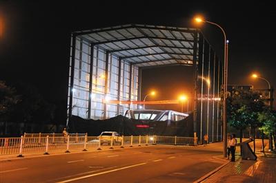 昨日夜間，河北北戴河，“巴鐵”1號試驗地，工作人員正在對車體進(jìn)行施工檢修。