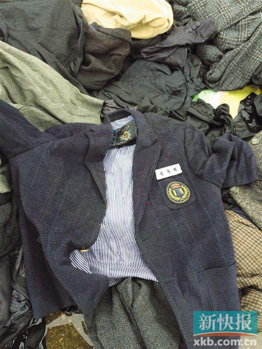 現(xiàn)場查獲的一件韓國校服。 鄭雁虹/攝
