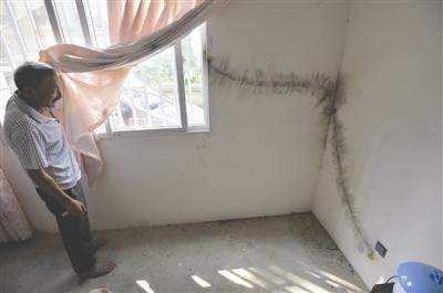 村民家中電視機(jī)的天線(xiàn)被閃電擊中，貼在墻上的線(xiàn)被燒毀