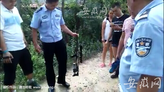 警方在案發(fā)地附近找到的槍支。