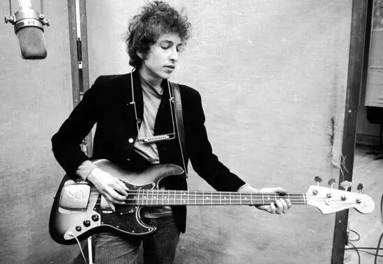 此處外事兒(微信ID：xjb-waishier)要替一個人心疼10秒鐘——自2009年以來連續(xù)八年被視為諾貝爾文學獎熱門人選的日本作家村上春樹。