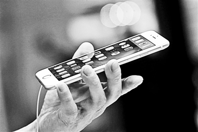 事實上，很多專業(yè)人士認為蘋果回到美國生產(chǎn)不切實際的真正原因在于美國缺乏足夠的產(chǎn)業(yè)工人和配套產(chǎn)業(yè)鏈。一家風(fēng)險投資公司的合伙人就表示：“目前美國在消費電子產(chǎn)品領(lǐng)域已經(jīng)不具備供應(yīng)鏈。這種供應(yīng)鏈不僅僅指的是原材料和核心部件，而且還包括具有一定能力的熟練技術(shù)工人?！? complete=