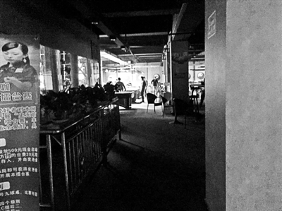 在關(guān)嶺縣，臺(tái)球廳成了輟學(xué)孩子消磨時(shí)光的最好去處 攝影/本報(bào)記者 楊寶璐