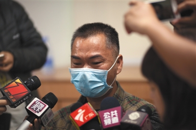 昨日，深圳，羅一笑的父親羅爾接受媒體采訪。圖/視覺中國(guó)