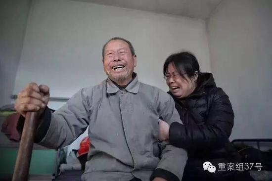 聶樹斌父親得知聶樹斌被判無罪消息后失聲痛哭。 新京報(bào)記者 彭子洋 攝