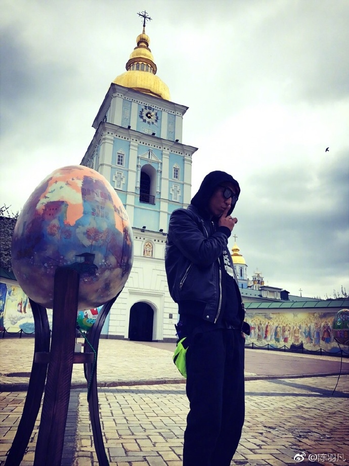 陳羽凡微博曬照，照片中做出閉嘴的手勢