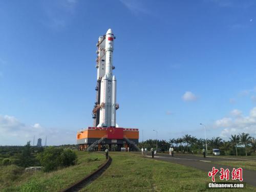 4月17日7時(shí)30分，承載著長征七號遙二運(yùn)載火箭與天舟一號貨運(yùn)飛船組合體的活動發(fā)射平臺，垂直轉(zhuǎn)運(yùn)至發(fā)射區(qū)，標(biāo)志著“天舟一號”飛行任務(wù)正式進(jìn)入發(fā)射階段。閆寧 攝