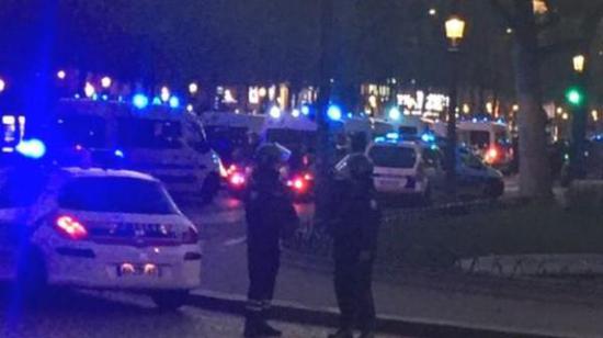 據(jù)英國廣播公司（BBC）消息，巴黎警方稱，巴黎中部發(fā)生槍擊事件，一名警察死亡，另一名受傷。