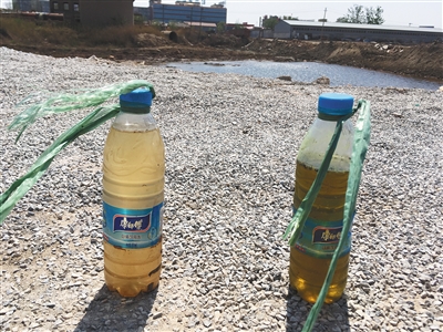 左側(cè)水樣取自化肥廠滲坑經(jīng)過治理的部分，顏色較淺；右側(cè)水樣取自同一滲坑未經(jīng)治理的部分，顏色更深。