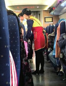 高鐵盒飯價格過高問題，近年來已成為社會熱點話題。高鐵盒飯價格緣何居高不下呢？究竟是盒飯企業(yè)壟斷化經(jīng)營，還是盒飯的成本高？這都需要高鐵相關(guān)部門公開透明，算出明細賬。