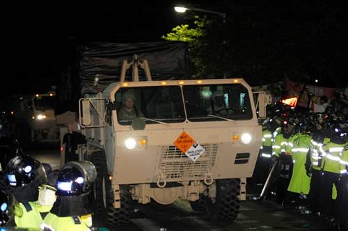 在1000多名警察的護衛(wèi)下，薩德系統(tǒng)被運到星州的高爾夫球場圖據(jù)網(wǎng)絡(luò)