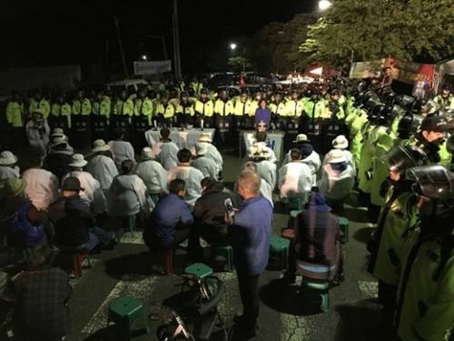 在把薩德搬運到星州高爾夫球場過程中，當(dāng)?shù)鼐用窈途彀l(fā)生對抗沖突圖據(jù)網(wǎng)絡(luò)