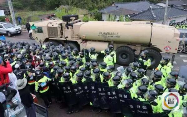 凌晨4時(shí)30分左右，駐韓美軍向“薩德”系統(tǒng)部署地星州高爾夫球場運(yùn)送“薩德”相關(guān)裝備。約有20多輛卡車和軍用拖車進(jìn)入星州高爾夫球場，其中裝有兩臺(tái)導(dǎo)彈發(fā)射架、X波段雷達(dá)及作戰(zhàn)指控中心等裝備。