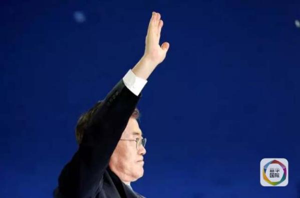 目前民調(diào)領(lǐng)先的共同民主黨候選人文在寅方面當(dāng)天上午表示，強(qiáng)行在星州部署“薩德”的做法“無視國民意愿和程序”，實(shí)際上切斷了下屆政府針對(duì)“薩德”相關(guān)政策的判斷余地。