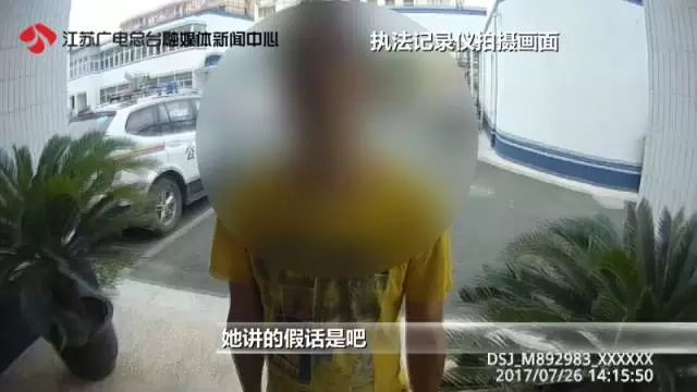 10歲女孩稱在小區(qū)內被綁架 監(jiān)控畫面卻是這樣一幕