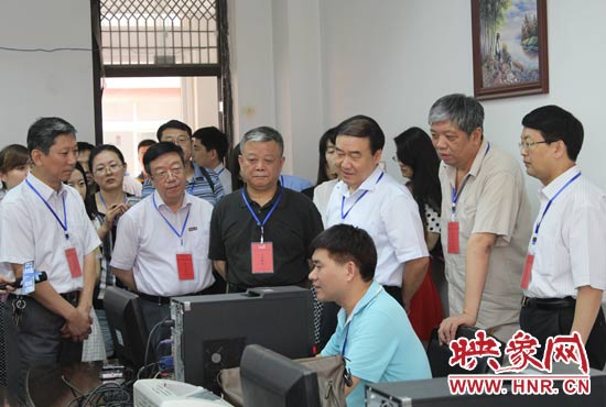 在評(píng)卷質(zhì)檢組,工作人員介紹說(shuō),今年有四級(jí)質(zhì)檢(即小組質(zhì)檢、題組質(zhì)檢、學(xué)科質(zhì)檢、省質(zhì)檢),確保嚴(yán)把質(zhì)量