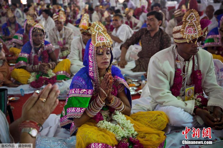 當?shù)貢r間2014年6月15日,印度新德里,印度政府為數(shù)百對貧困新人舉辦集體婚禮。