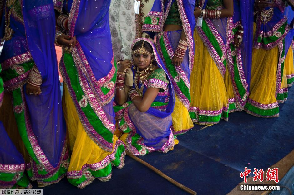 當?shù)貢r間2014年6月15日,印度新德里,印度政府為數(shù)百對貧困新人舉辦集體婚禮。