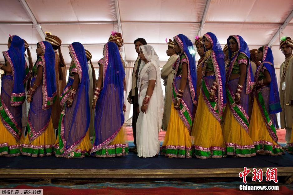 當?shù)貢r間2014年6月15日,印度新德里,印度政府為數(shù)百對貧困新人舉辦集體婚禮。