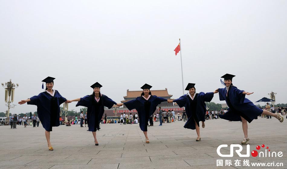 幾名打?qū)W生天安門廣場創(chuàng)意留影。圖片來源：金聞/CFP