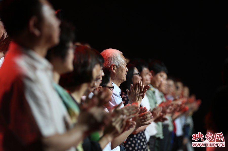 中央電視臺“時代楷模”發(fā)布廳，觀眾起立為“編外雷鋒團(tuán)”鼓掌。