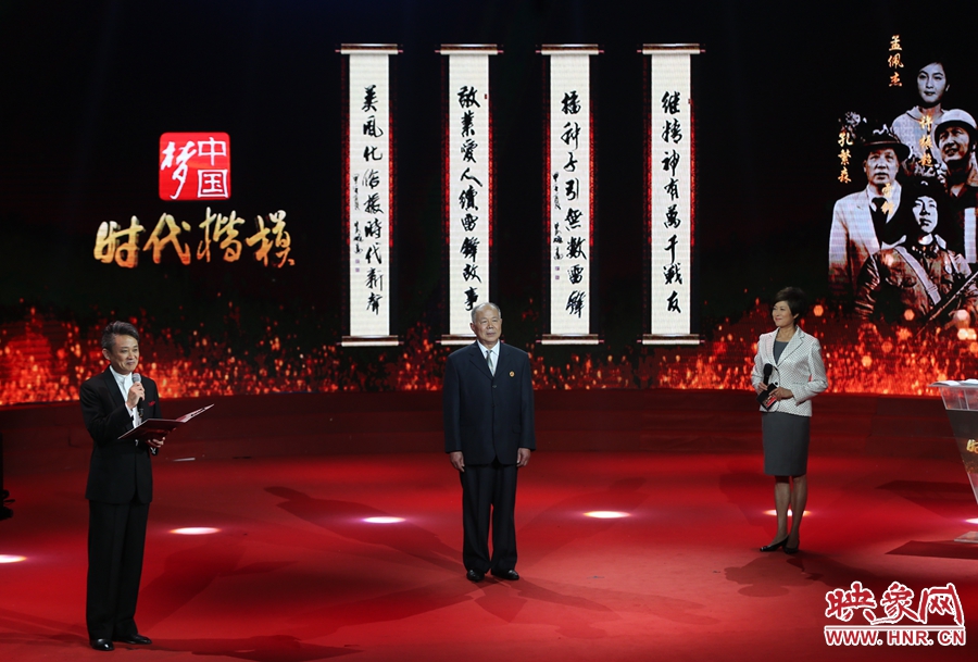 朗誦者現(xiàn)場朗誦贊河南鄧州“編外雷鋒團(tuán)”的楹聯(lián)。