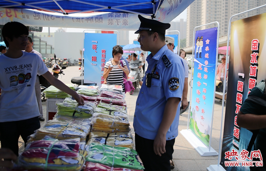 執(zhí)法人員勸導(dǎo)看守?cái)偽坏娜藛T搬離，停止非法占道經(jīng)營。