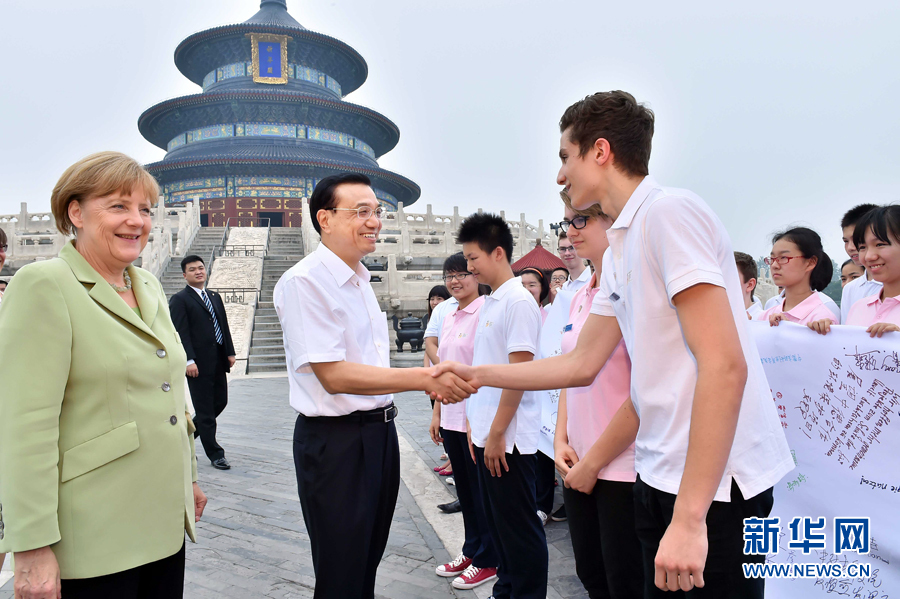 李克強(qiáng)同默克爾與青少年代表親切交流。