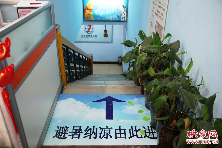 金水區(qū)人防（珠江琴行）納涼點入口處的明顯標(biāo)識。