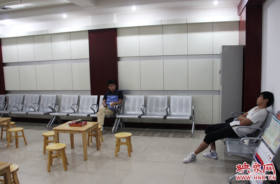 中原區(qū)人防納涼場所（桐柏路與中原路交叉口），市民在22度的室內(nèi)休息，并配有棋牌和飲用水。