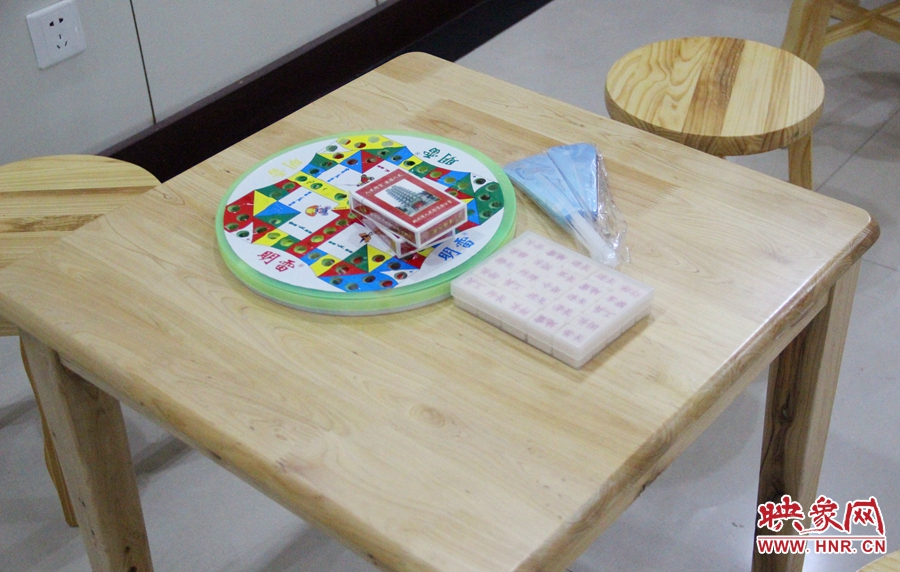 中原區(qū)人防納涼場所（桐柏路與中原路交叉口）內(nèi)配備的棋牌和扇子。