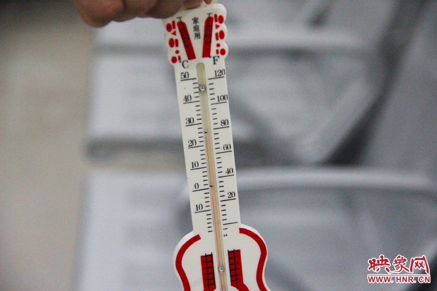 中原區(qū)人防納涼場所（桐柏路與中原路交叉口），室內(nèi)溫度達(dá)24度，相比中原區(qū)室外溫度低14度。